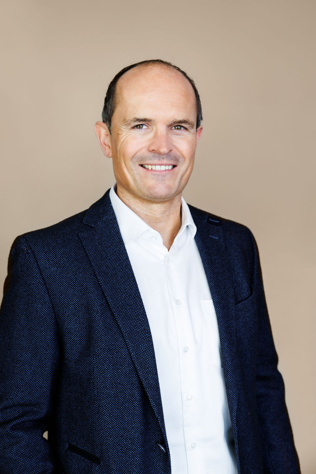 Timm Schr&ouml;der, Gesch&auml;ftsf&uuml;hrer von Iventa Germany, pr&auml;sentiert digitale L&ouml;sungen f&uuml;r erfolgreiches Pflegekr&auml;fte Recruiting.