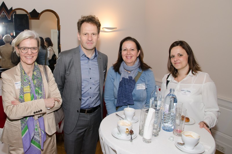 Bild Iventa Business Breakfast. Iventa Mitarbeiterin mit Besuchern des Vortrages.