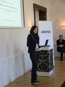 Bild Iventa Business Breakfast. Iventa Mitarbeiterin während des Vortrages.