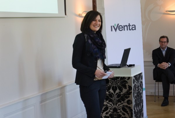 Bild Iventa Business Breakfast. Iventa Mitarbeiterin während des Vortrages.