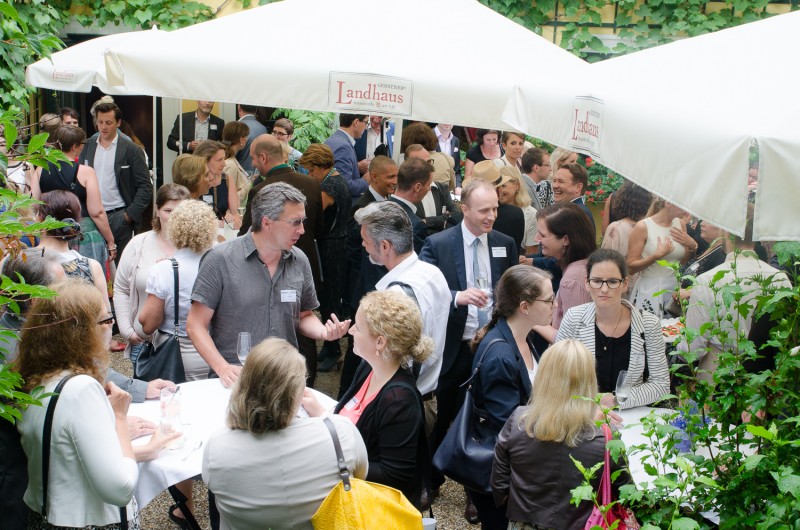 Bild Iventa Sommerfest 2016. Gäste unterhalten sich im Garten.