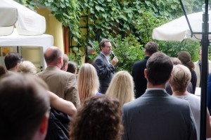 Bild Iventa Sommerfest 2016. Martin Mayer während der Ansprache im Garten des Gerstners Landhauses.