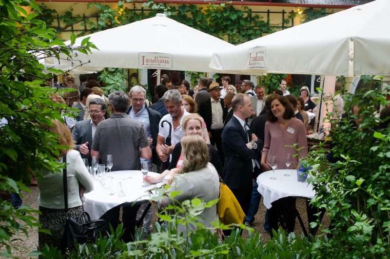 Bild Iventa Sommerfest 2016. Gäste unterhalten sich im Garten.