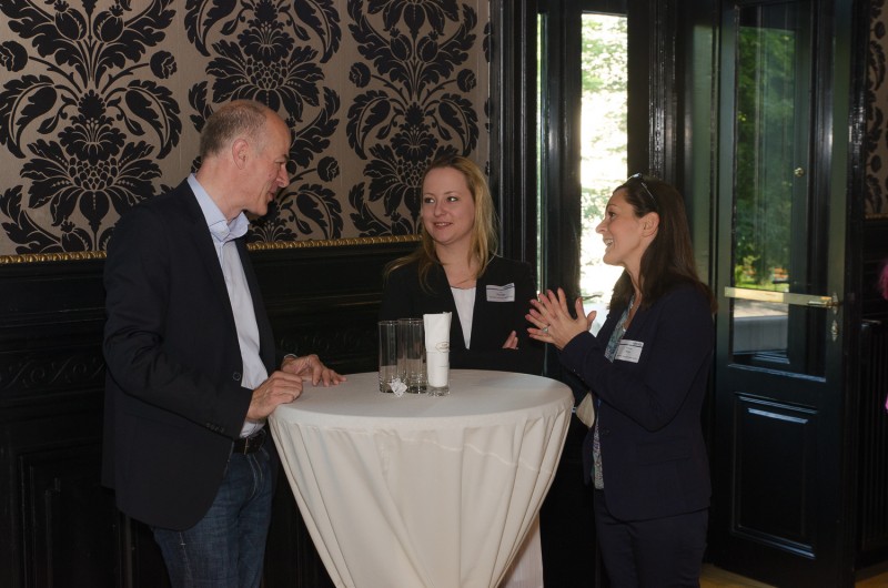 Bild Business Breakfast. Iventa Employer Branding Teamleiterin unterhält sich mit den Besuchern.