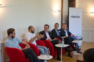 Bild Iventa Business Breakfast. Die 5 Vortragenden unterhalten sich miteinander.