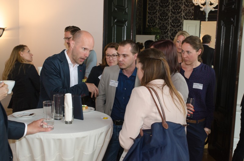 Bild Iventa Business Breakfast. Firstbird Geschäftsführer unterhält sich mit den Besuchern.